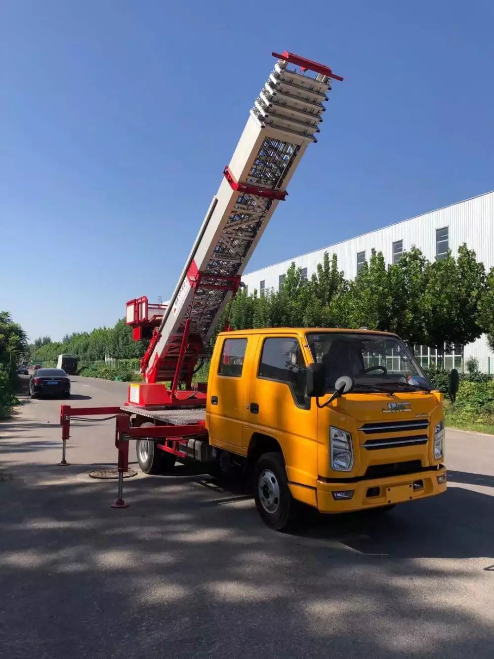 皂市镇附近的云梯车出租服务：轻松解决高空作业需求